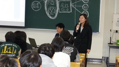 商学部卒業生が母校の教壇で講演、公認会計士(会計専門職)の社会的意義と業務内容、その魅力を後輩たちに伝授【商学部】