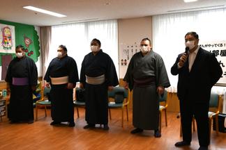 九州場所への抱負と挨拶をする安治川親方