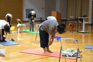 背骨を１つずつ動かすイメージでゆっくりとストレッチ