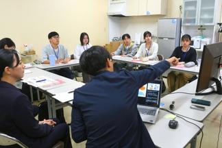坂井さんから「スーパーモリナガ」について説明を受ける学生たち