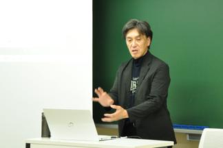 ゼミ教室でレクチャーする渡辺氏