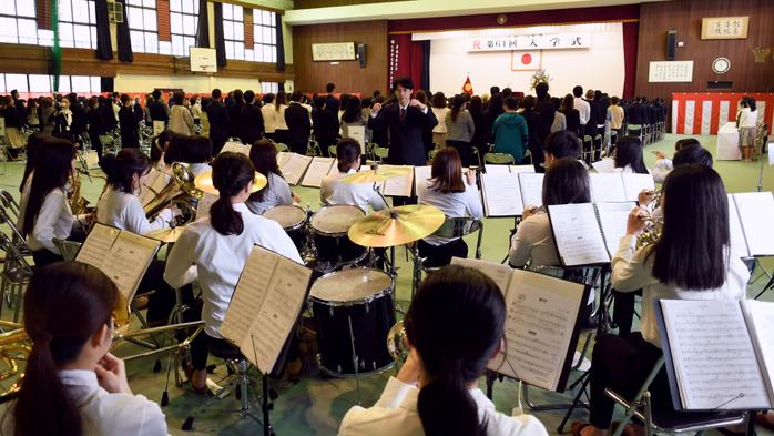 吹奏楽部が三井中央高校の入学式で演奏