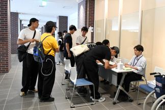 休み時間を利用して多くの学生が投票へ