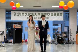 商学部4年生の李心悦さんと2年生の横山颯音さん