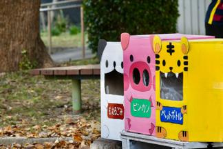 段ボールで作った動物の形をしたゴミ箱