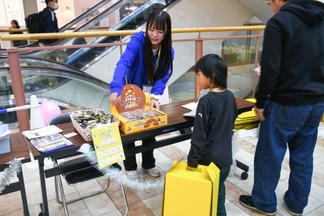 ブースをまわってスタンプを集めると出口でお菓子をプレゼント