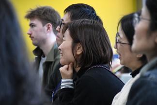 魅力的なミッカの活動の話を聞く聴衆