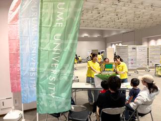 紙芝居を使って、検査技師の仕事と大学生活を紹介