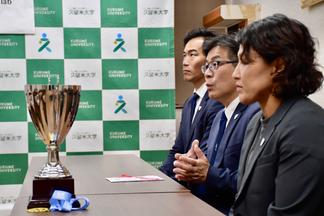 本学学生も出場した国際大会「Tradition HKFC Tens 2026」の優勝を報告する村上氏