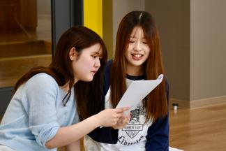 ゲーム開始前にルールを確認する学生たち