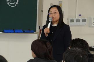商学部卒業生の叢静(そうせい)さんによる合格体験談の説明の場面