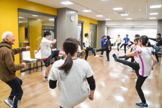 最後は学生がインストラクターとなりエアロビクス