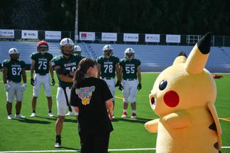 グラウンドでの撮影にはアメリカンフットボール部が参加