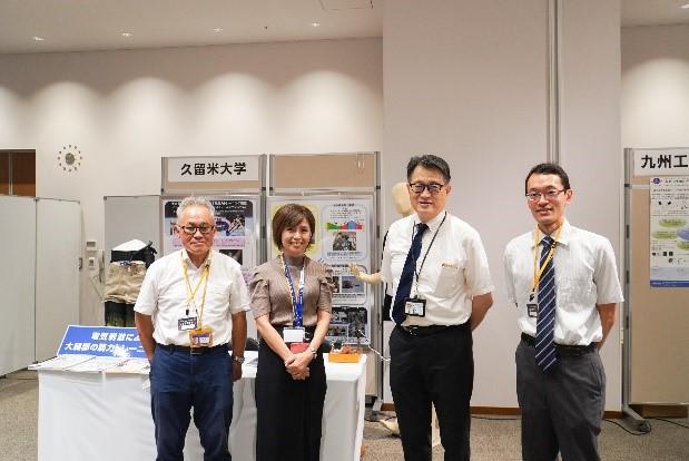 左から、三原先生(リハビリテーションセンター、元パナソニックひざトレーナー開発担当)、 乗松様(パナソニック商品営業部)志波教授、大本助教(医学部整形外科学講座)
