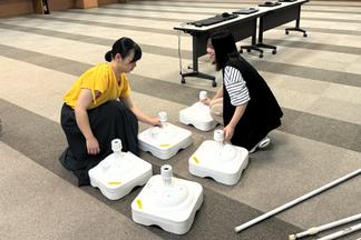 ポールの土台には水を入れて安定させる