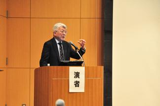 講演する木下先生