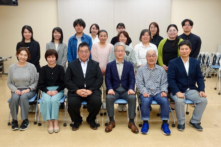 前列中央左の川本先生を囲んで