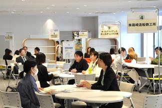 ラーニングコモンズAの明るいスペースで　