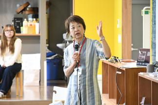城崎温泉の「本と温泉」の取り組みについて紹介する様子