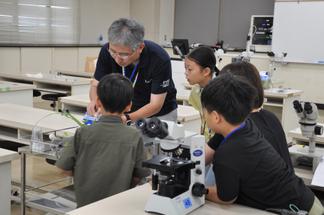 気孔を観察するための試料の作り方を教えてもらう様子