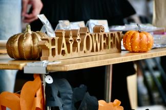 ハロウィンをテーマに会場を装飾