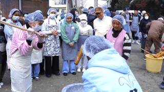 留学生がふれあい餅つき大会に参加し地域の方と日本文化を満喫