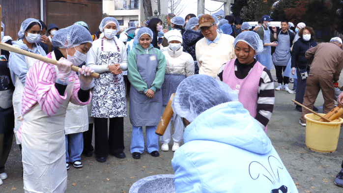 留学生がふれあい餅つき大会に参加し地域の方と日本文化を満喫