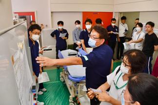 処置室での対応について参加者に説明する谷川技師長