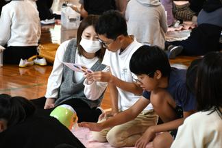 頭蓋骨は23のパーツでできているという説明を確認しながら作ります