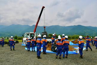作られた土のうは、水害への備えとして各分団の格納庫に運ばれます