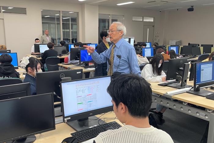 発想力を育てる授業「アイデアマラソン」考案者がゲスト登壇【文学部情報社会学科】