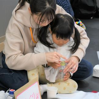 学生の膝に座る子どもの姿も