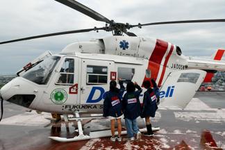 フライトジャケットを着てポーズ