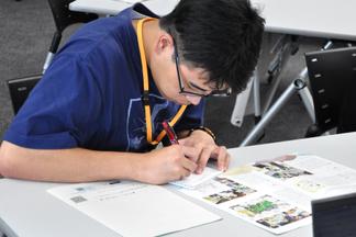 発表を真剣に聞く様子