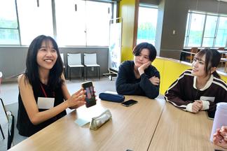 写真について説明をする学生
