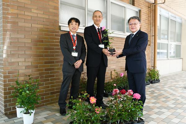久留米文化振興会 大橋勝己常務理事(中央)から寄贈を受ける有馬彰博常務理事