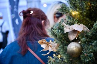 ツリーやイルミネーションで飾られた会場