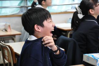 先生の解説に爆笑する生徒