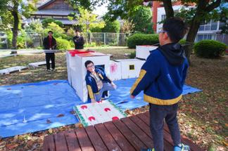 段ボールやパレットの廃材を活用した遊具