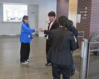 「バイトはしっかり見極めて」と学生に声をかける様子