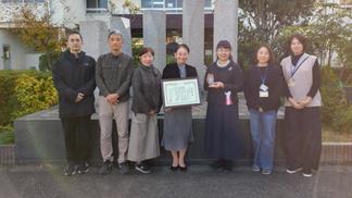 （左から）田中剛氏（PTA会長）、岩本晃氏（宝町地区自治会長）、足達好子氏（学校運営協議会会長）、江藤智佐子教授、高橋明子校長、日野理絵氏・仁田野聖子氏（地域コーディネータ―）