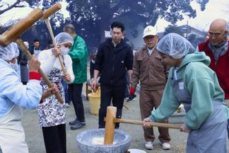 餅つきを楽しむ留学生たち