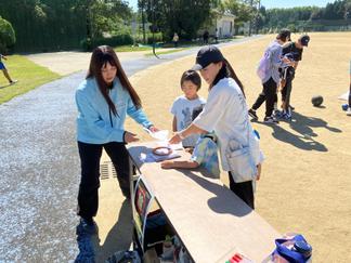 イベントを支援する学生