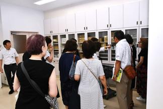 生化学実習室の整理棚。きちんと収納しています。