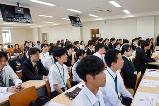 真剣に耳を傾ける学生たち