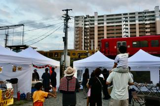 イベント会場から行き交う列車をお見送り
