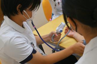 聴診器を使って血圧を測定