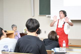 英語で進行するイヴ氏と同時通訳をする本田先生