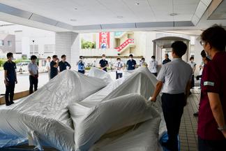 電動ブロアーで空気を送り、除染テントを組み立てます