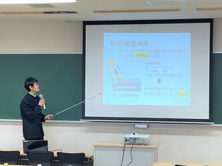 自身の卒論について発表する様子